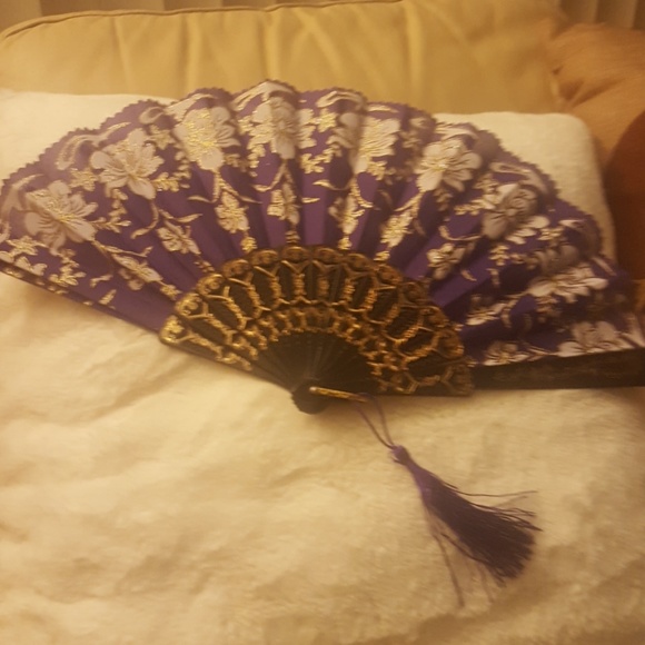 Beautifully Laced Silk Hand Fan Floral - Picture 3 of 4